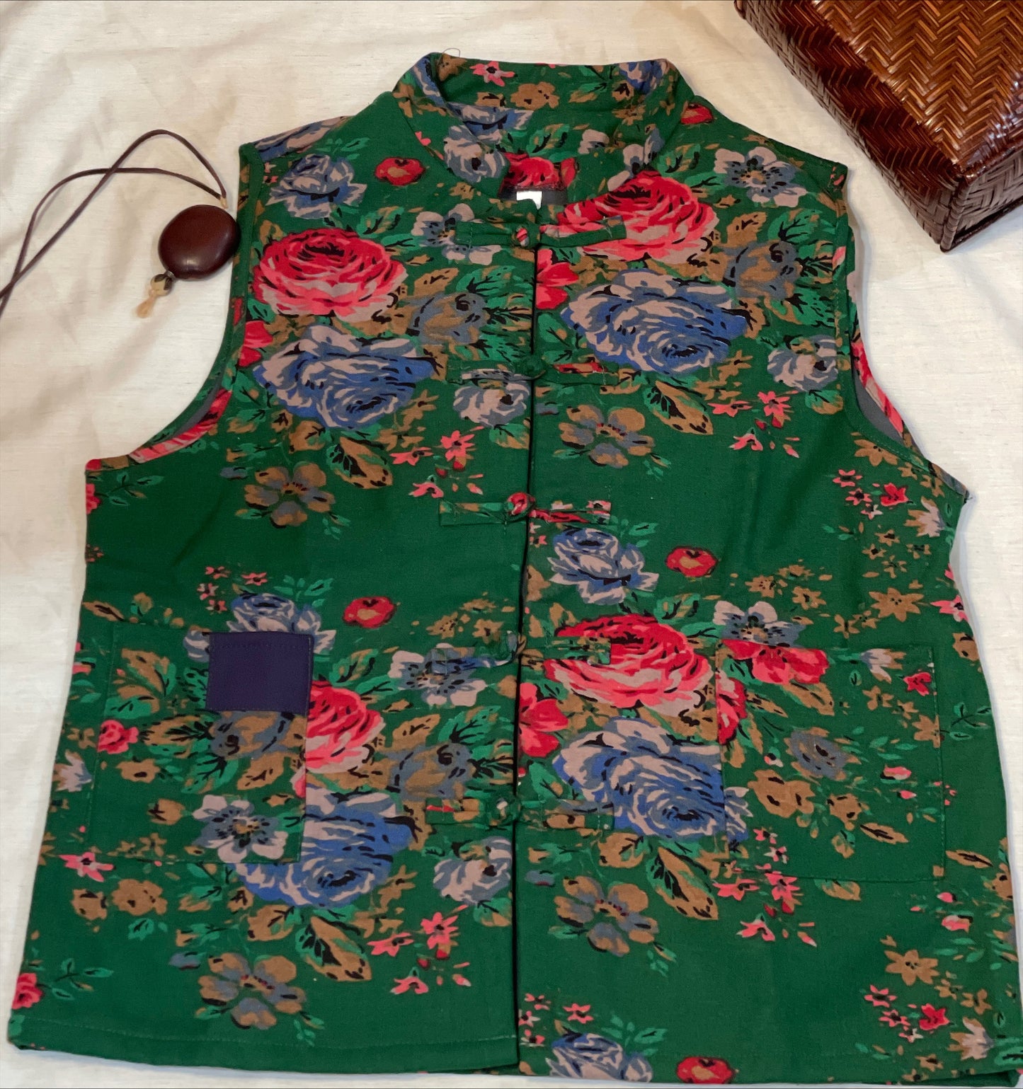 Verdant Bloom: Green Cotton Vest with Floral Print in Oriental Style